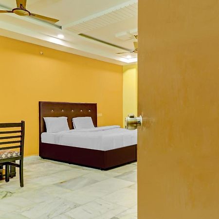 Oyo 81589 Aruna Dwraka Homes Hyderabad Esterno foto