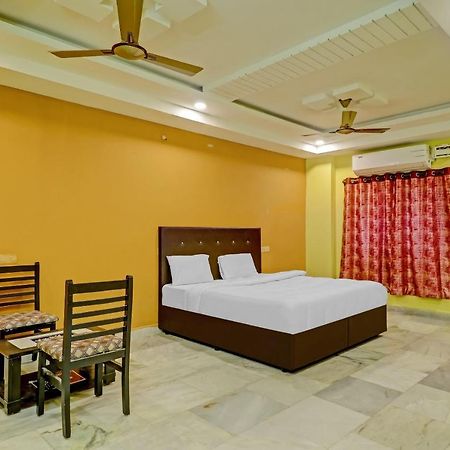 Oyo 81589 Aruna Dwraka Homes Hyderabad Esterno foto