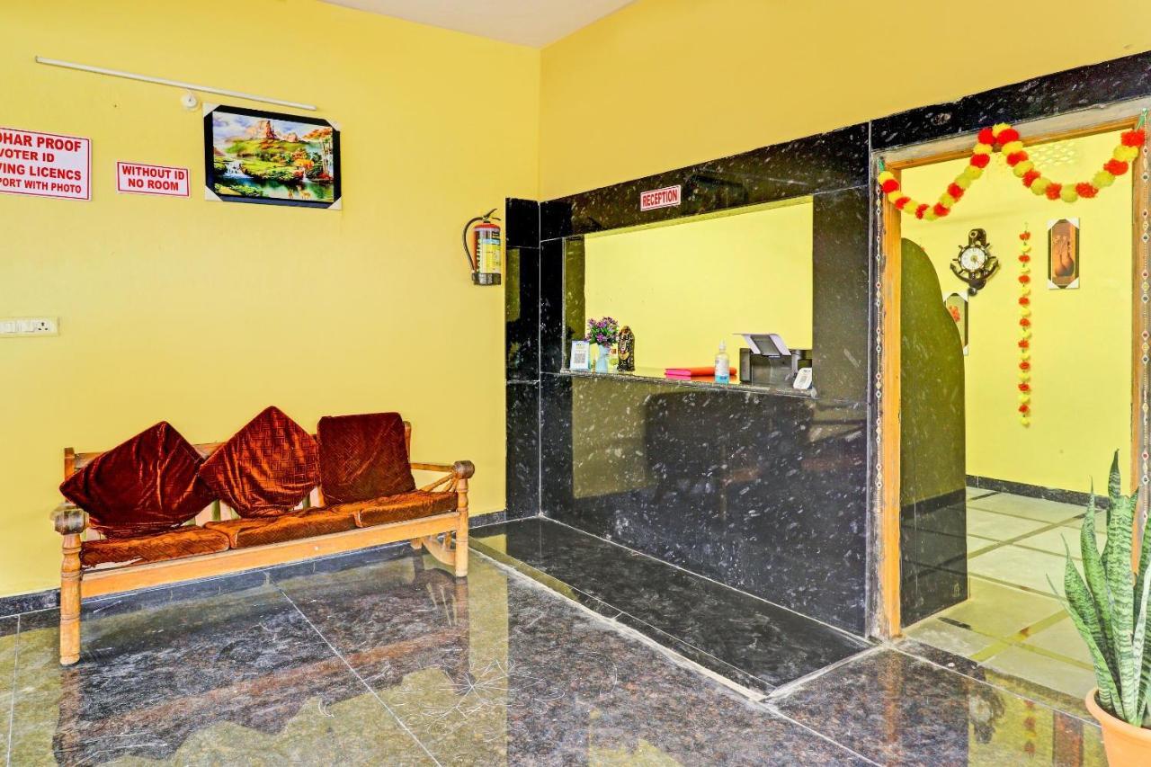 Oyo 81589 Aruna Dwraka Homes Hyderabad Esterno foto