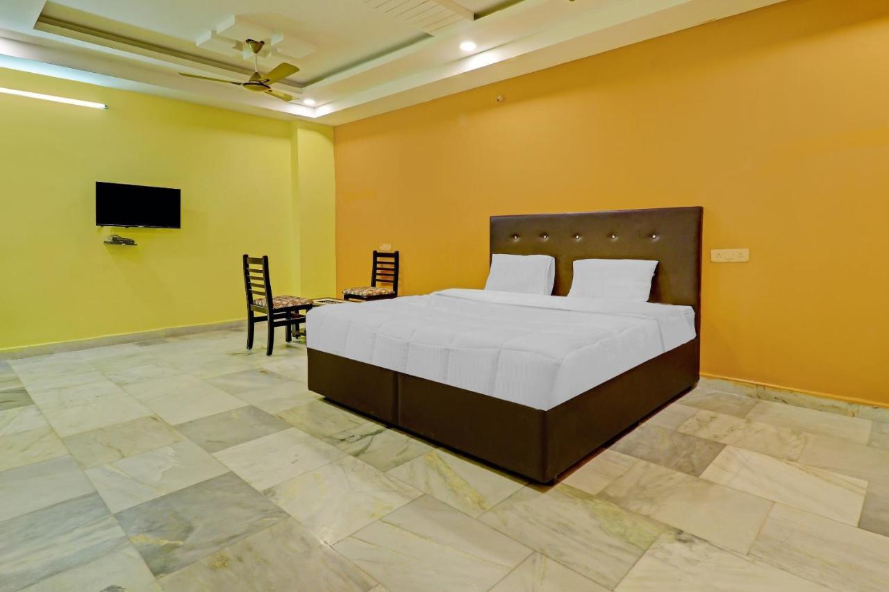 Oyo 81589 Aruna Dwraka Homes Hyderabad Esterno foto