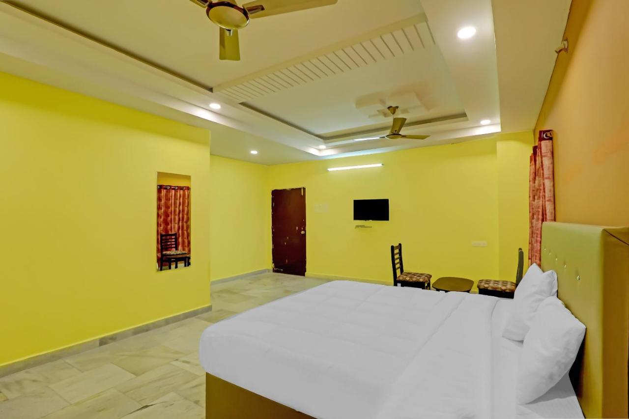 Oyo 81589 Aruna Dwraka Homes Hyderabad Esterno foto