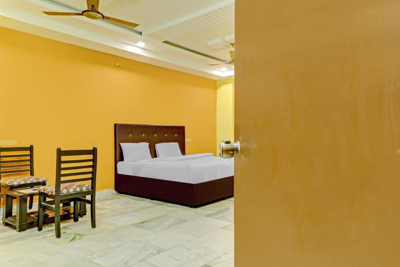 Oyo 81589 Aruna Dwraka Homes Hyderabad Esterno foto