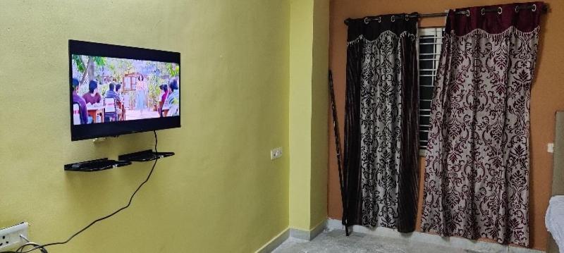Oyo 81589 Aruna Dwraka Homes Hyderabad Esterno foto