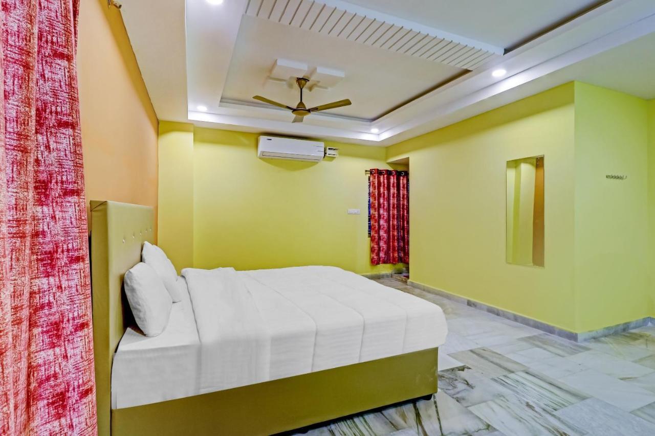 Oyo 81589 Aruna Dwraka Homes Hyderabad Esterno foto