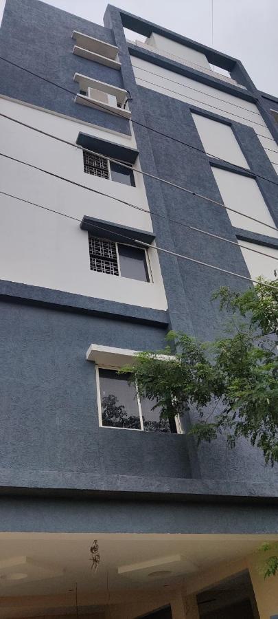 Oyo 81589 Aruna Dwraka Homes Hyderabad Esterno foto