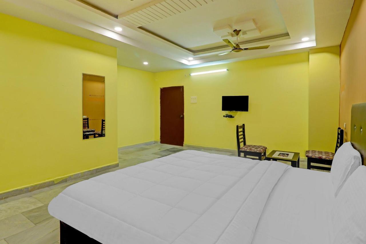 Oyo 81589 Aruna Dwraka Homes Hyderabad Esterno foto