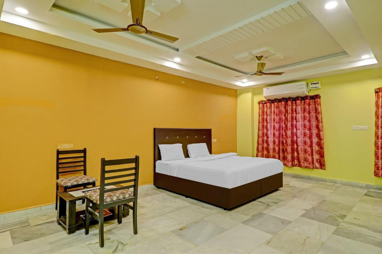 Oyo 81589 Aruna Dwraka Homes Hyderabad Esterno foto