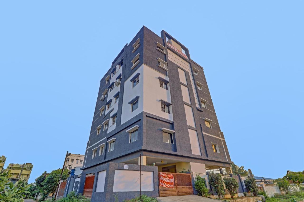 Oyo 81589 Aruna Dwraka Homes Hyderabad Esterno foto