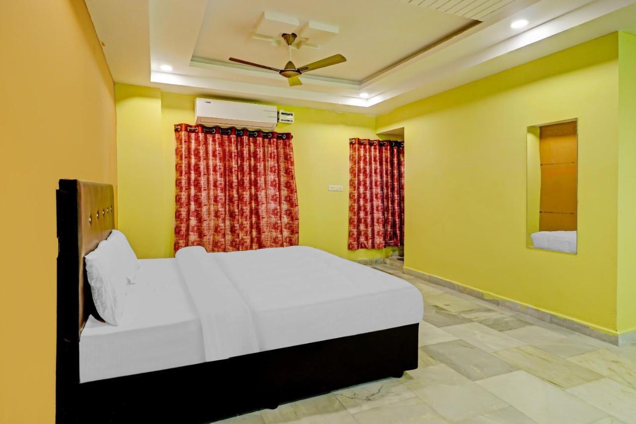 Oyo 81589 Aruna Dwraka Homes Hyderabad Esterno foto
